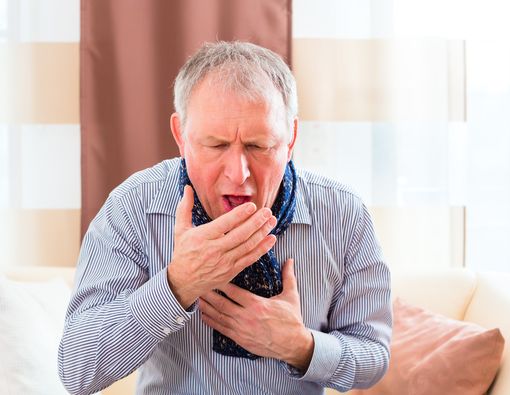 Bahaya Pneumonia pada Lansia seperti Stan Lee