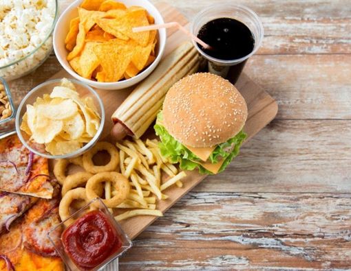 Dampak Buruk Makan Junk Food bagi Tumbuh Kembang Anak