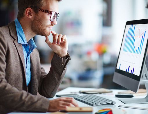 Sering Menatap Layar Komputer Bisa Memicu Mata Minus?