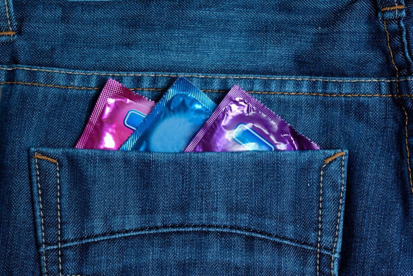 Lebih Baik Mana, Kondom Aneka Rasa atau Kondom Konvensional?
