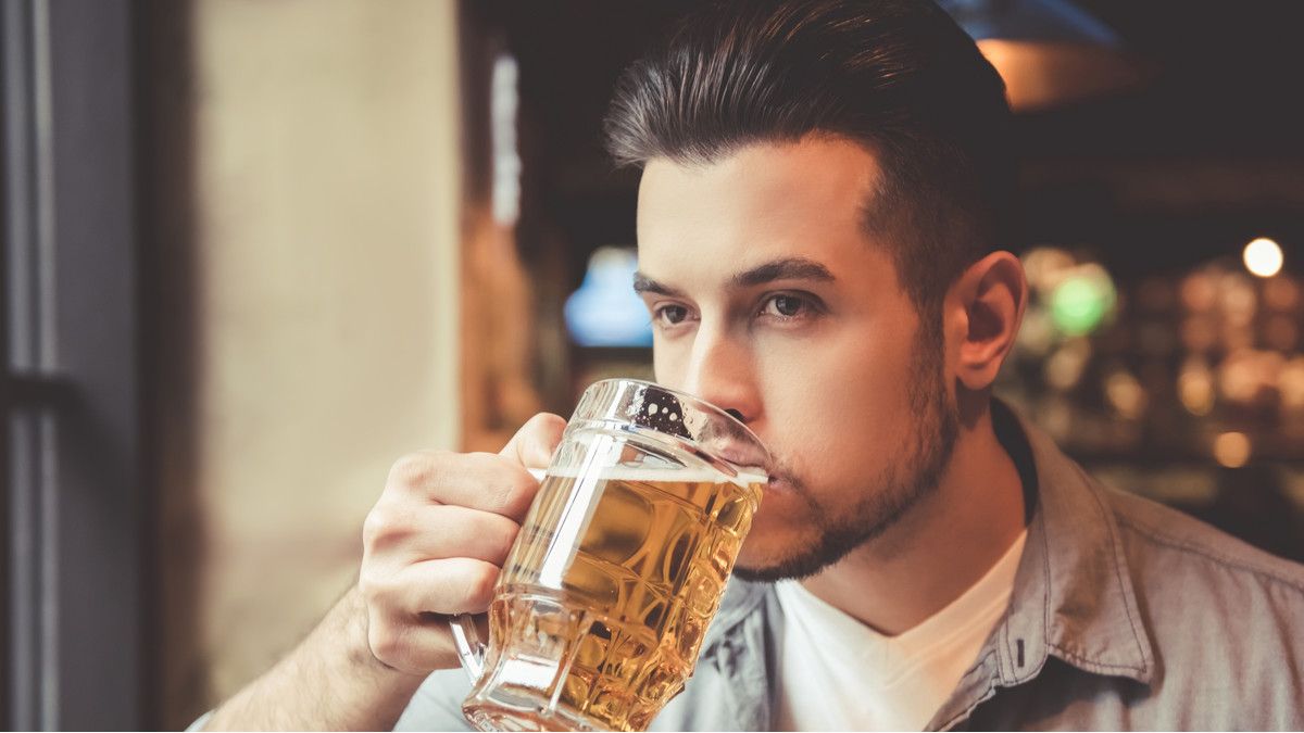 Waspadai Penyakit Akibat Sering Minum Alkohol di Masa Muda