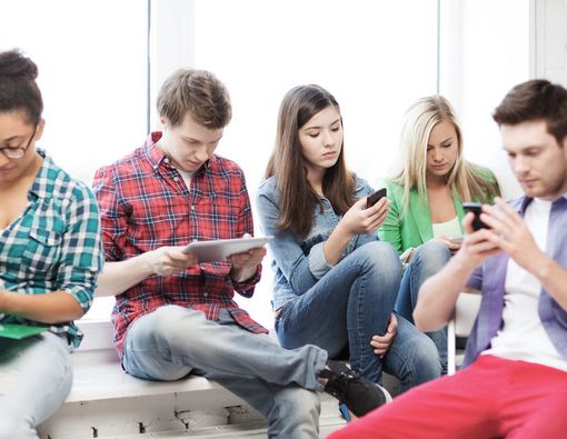 Terlalu Sering Main Gawai Bikin Remaja Tak Bahagia