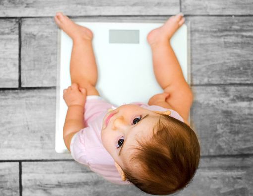 Alergi Susu Sapi Bikin Berat Badan si Kecil Susah Naik?