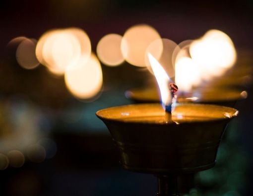 Awas, Ini Bahaya Penggunaan Lilin BDSM untuk Kesehatan