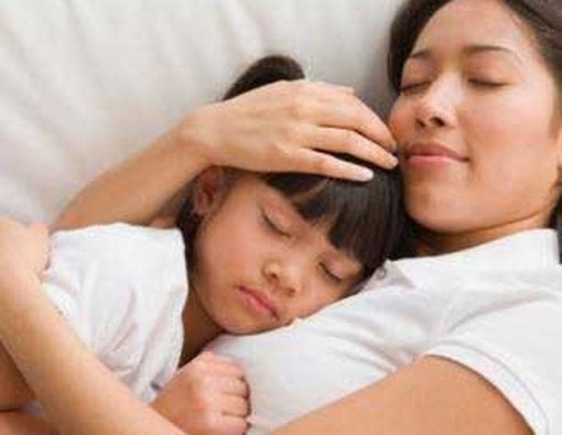 Meningkatkan Kualitas EQ Bayi dengan Tidur Bersama Ibu