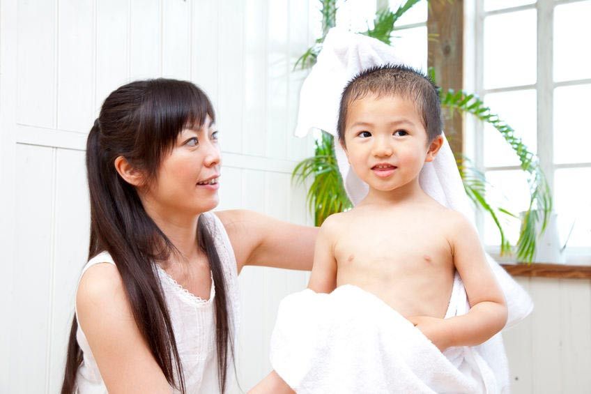 Alasan Anak Harus Mandi Dua Kali Sehari