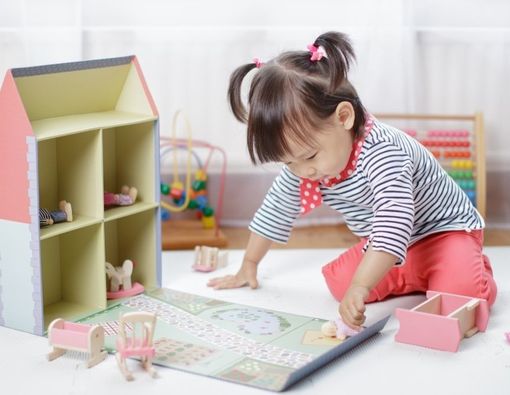 Si Kecil Suka Berbicara Sendiri, Normalkah?