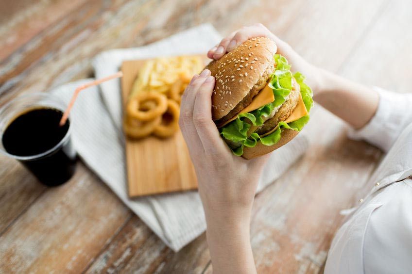 Junk Food Bisa Timbulkan Jerawat?