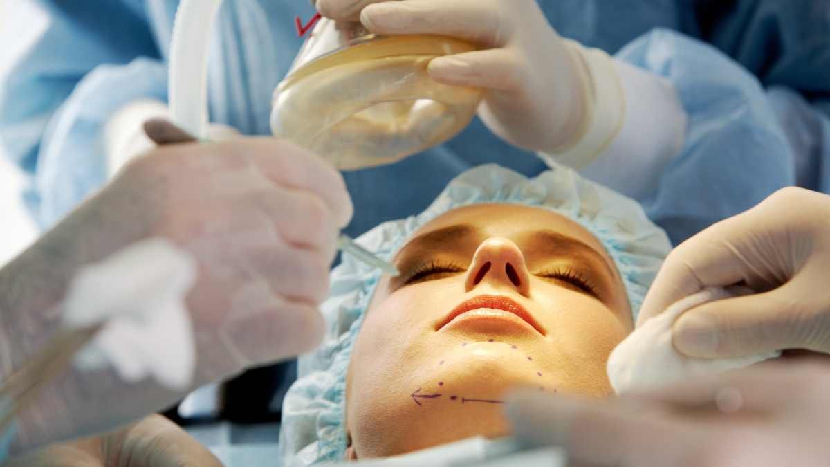 Serba-Serbi Operasi Antiaging Agar Tampil Awet Muda