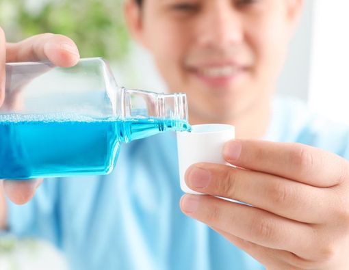 6 Manfaat Pakai Obat Kumur untuk Kesehatan Gigi dan Mulut