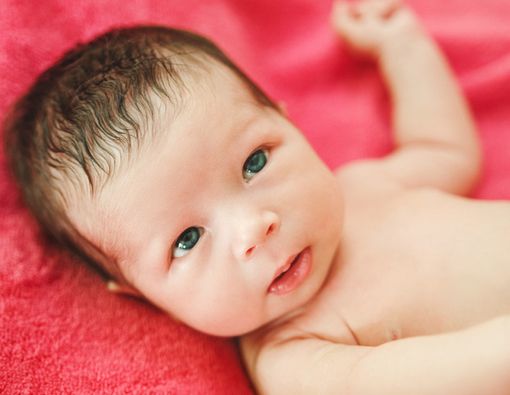 Bayi Sering Berkeringat, Wajar atau Tanda Penyakit?