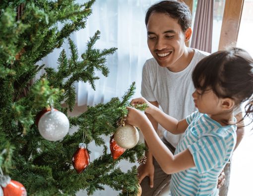 Dampak Baik Menghias Pohon Natal untuk Anak