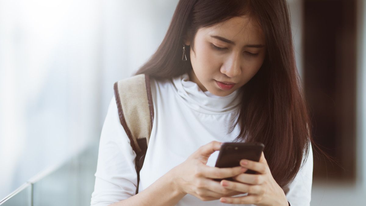 Waspada Bahaya Kebiasaan Menunduk Saat Menggunakan Gawai (Hugo_34/Shutterstock)