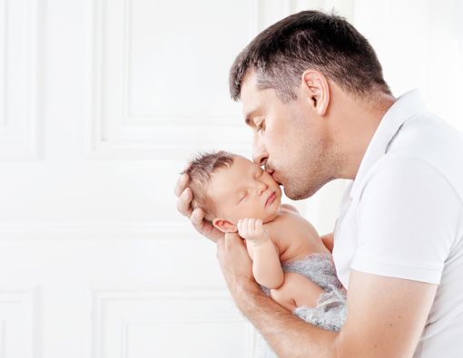 Membiarkan Ayah Mengasuh Bayi Baru Lahir, Amankah?
