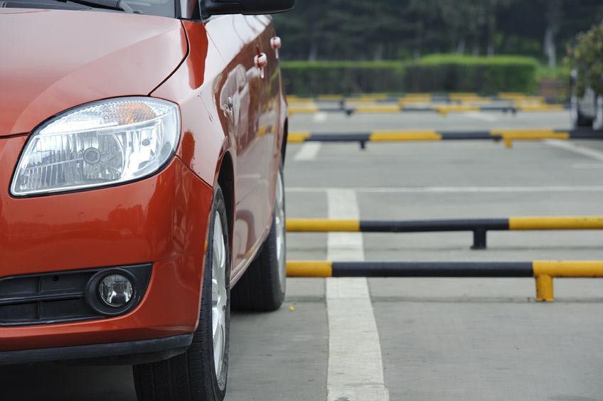 Ini Bahayanya Berada di Dalam Mobil yang Menyala Saat Parkir