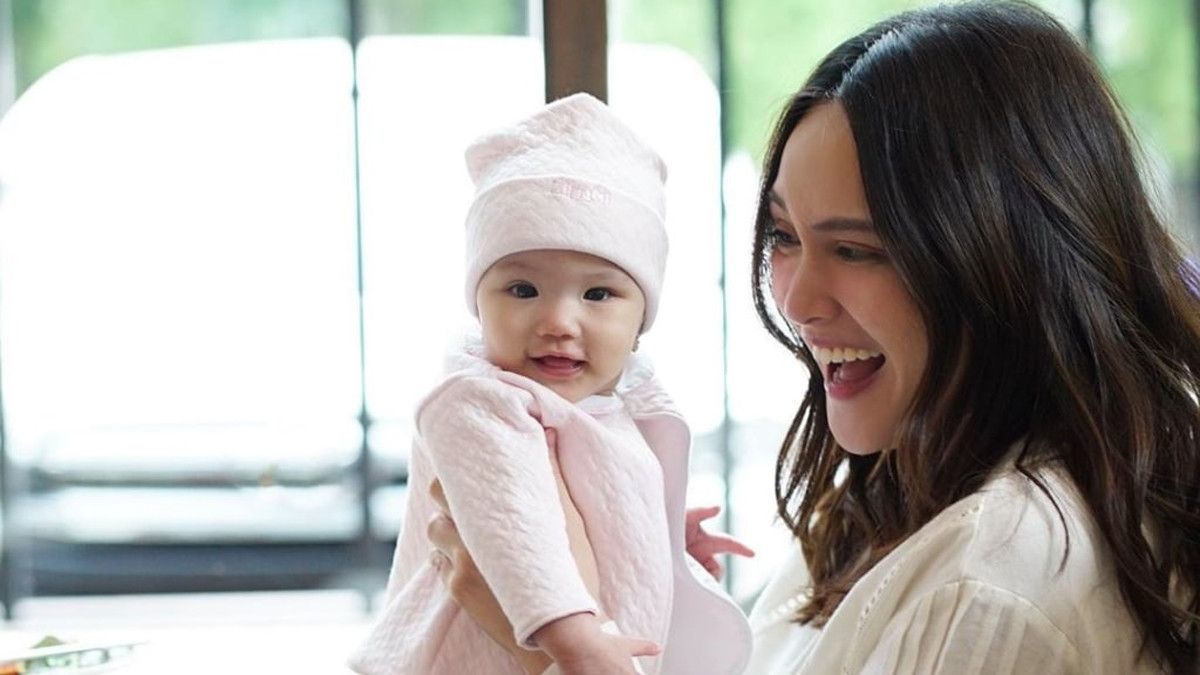 Baru Berusia 4 Bulan, Bayi Shandy Aulia Sudah Diberi MPASI, Bolehkah?