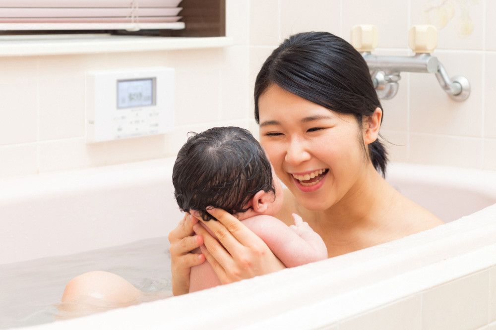 Menciptakan Bonding dengan Anak Lewat Mandi Bersama