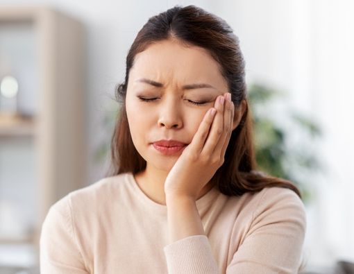 Mengatasi Bengkak Setelah Operasi Gigi Bungsu