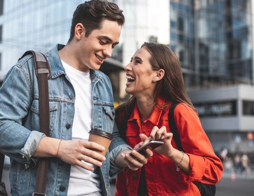 Hati-hati, Ini Bahaya Sering Bermain Gawai Saat Jalan Kaki