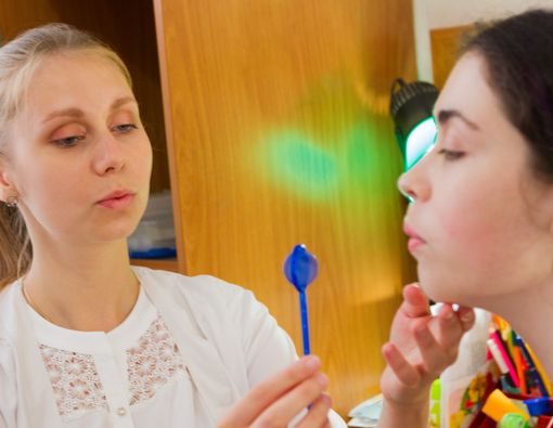 Terapi Wicara, Siapa Saja yang Memerlukannya?