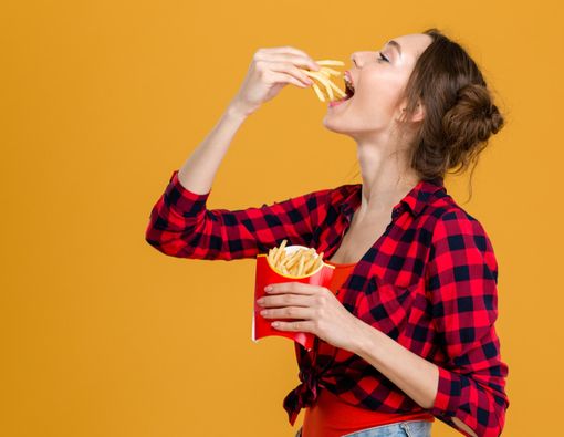 Hobi Makan Junk Food Bisa Memicu Kebutaan?