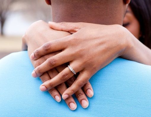 Mengenal Karmic Relationship yang Mesra namun Menyakitkan