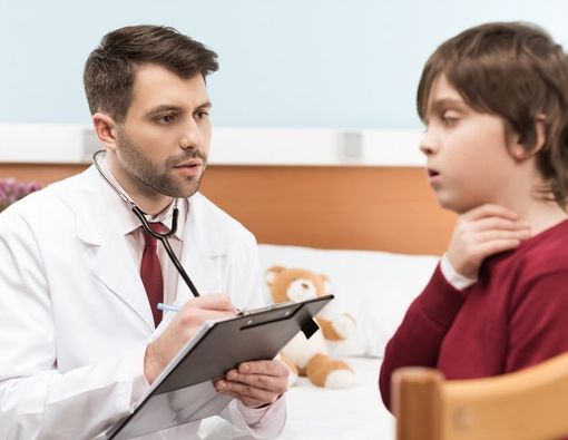 Minum Es Sebabkan Radang Tenggorokan pada Anak?