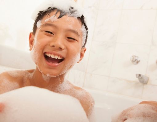 Cara Melatih Anak untuk Bisa Mandi Sendiri 