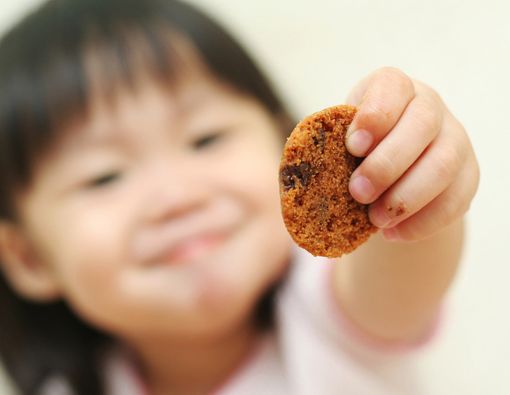 Ini Cara agar si Kecil Mau Berbagi dengan Orang Lain