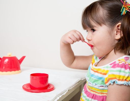 Kiat agar Anak Berhenti Minum dari Botol Susu