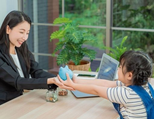 Sederet Manfaat Mengajarkan Hidup Hemat pada Anak