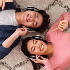 15 Lagu yang Cocok Menemani Suasana Intim Bersama Pasangan ...