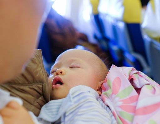 Usia Berapa Bayi Aman Naik Pesawat?