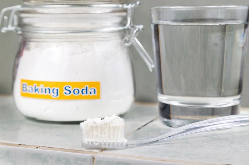 Memutihkan Gigi dengan Campuran Baking Soda dan Buah