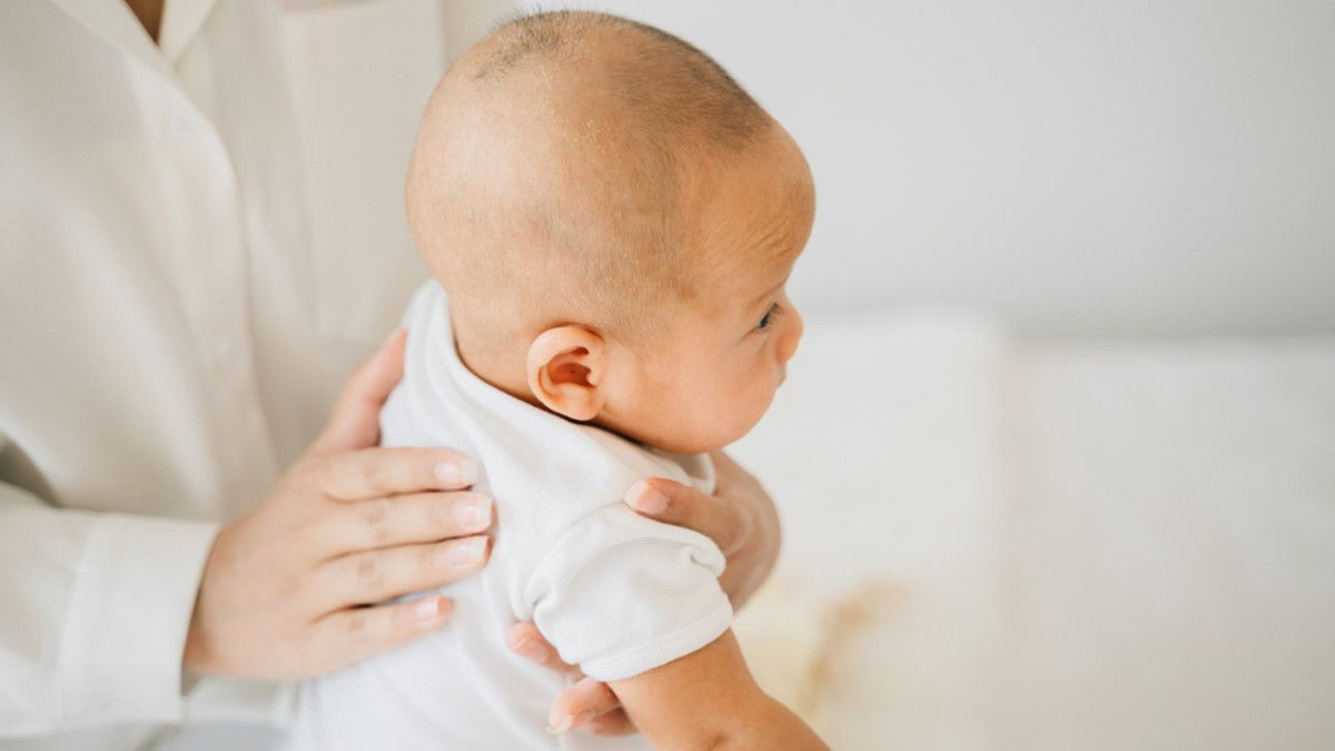 8 Cara Mudah Menghentikan Cegukan pada Bayi, Patut Mama Coba!