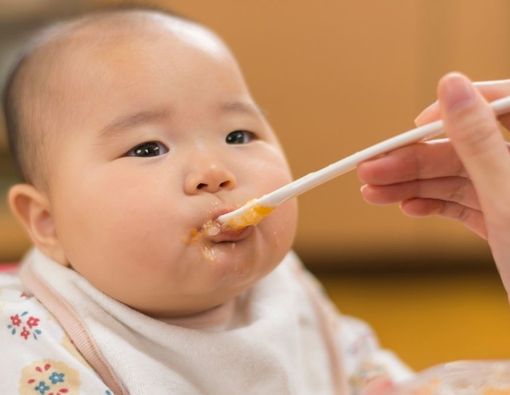 Memberi Makan Bayi di Malam Hari Bikin Cacingan, Benarkah?