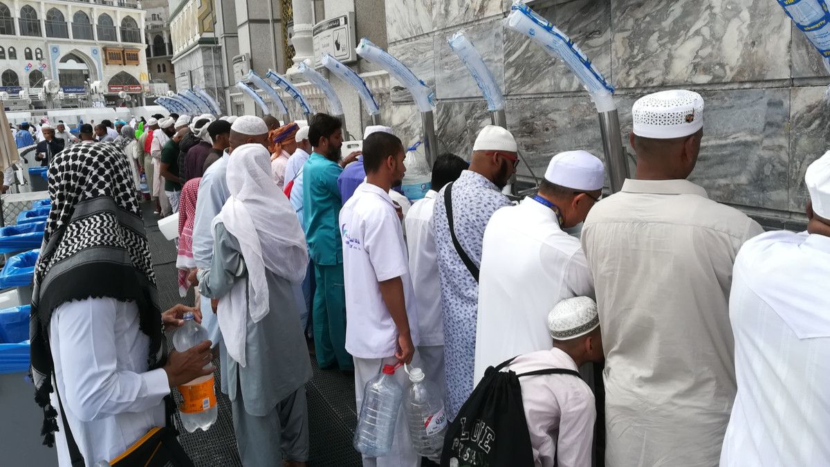 Cuci Muka dengan Air Zamzam Bikin Kulit Wajah Kinclong?