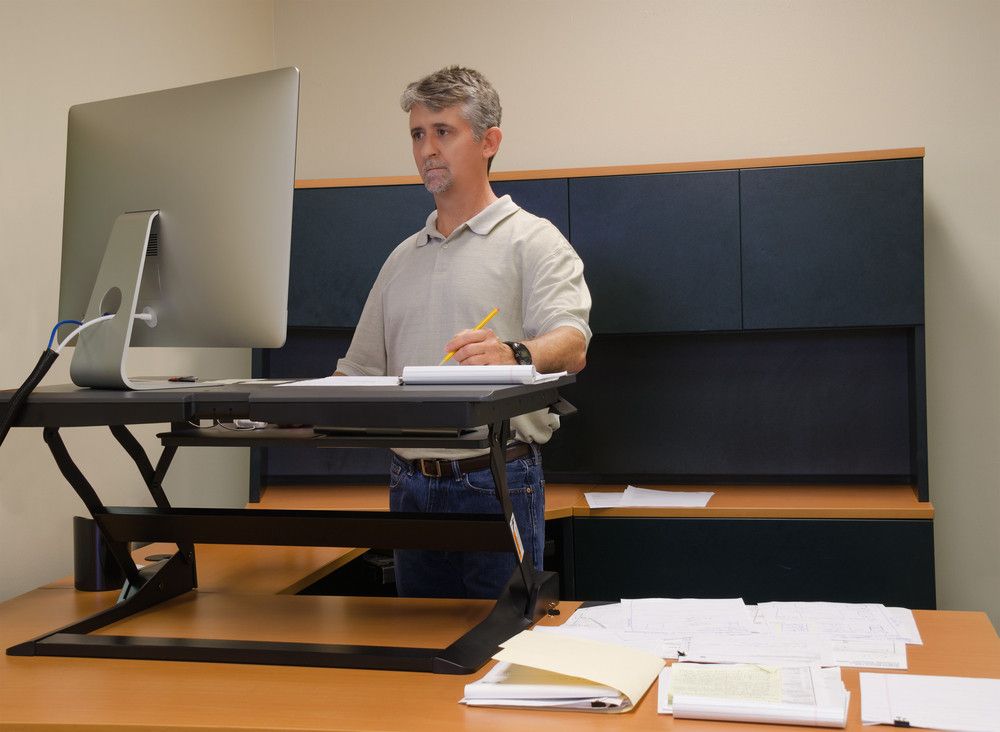 Manfaat Bekerja Sambil Berdiri Menggunakan Standing Desk
