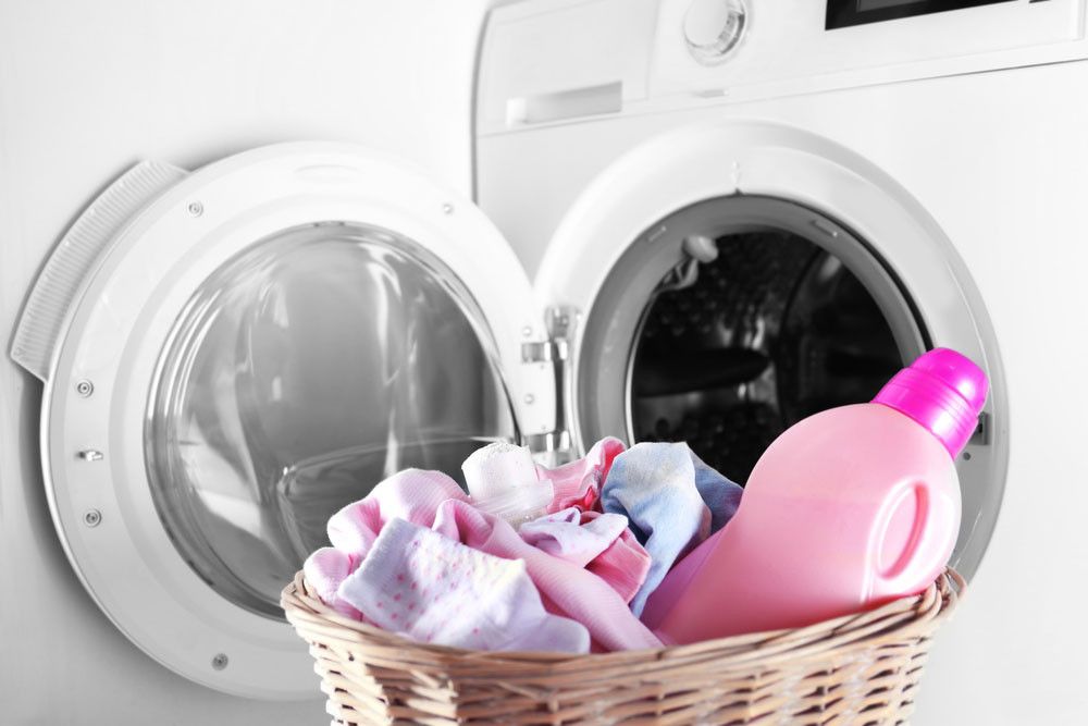 Bolehkah Mencuci Pakaian Bayi dengan Pewangi?