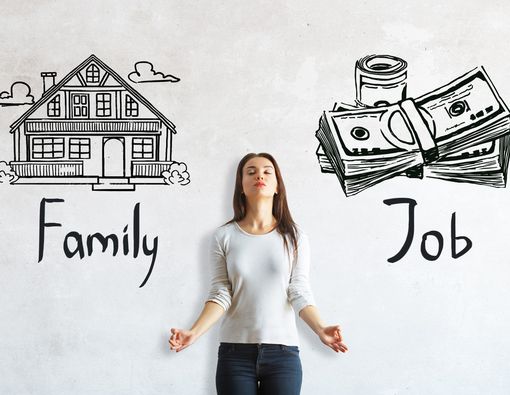 Jadi Wanita Karier atau Ibu Rumah Tangga, Pertimbangkan Hal Ini