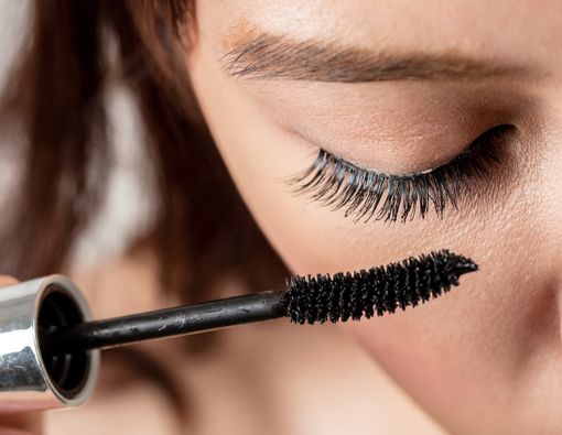 Ini Cara Tepat Membersihkan Bulu Mata dari Maskara