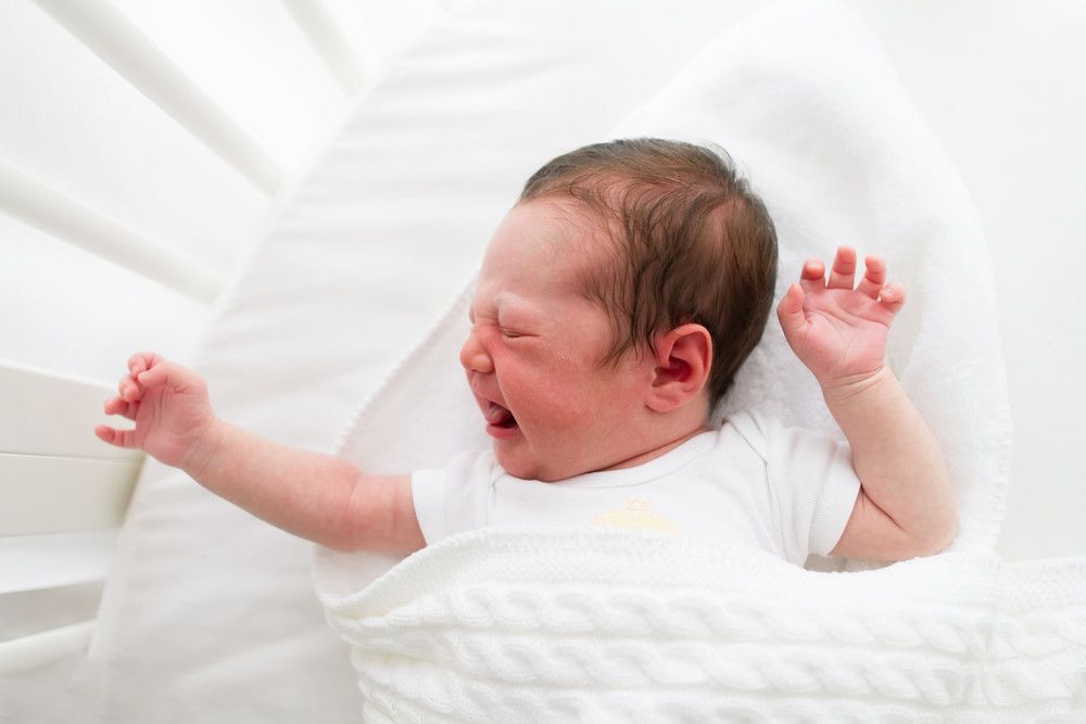 Kenali Beda Bayi Menangis Akibat Kolik dan Tangisan Biasa
