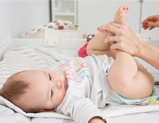 Penyebab BAB Bayi Berbusa yang Perlu Bunda Tahu