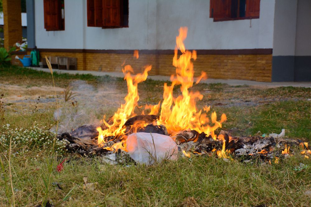 Sering Membakar Sampah Bisa Kena Infeksi Paru? KlikDokter