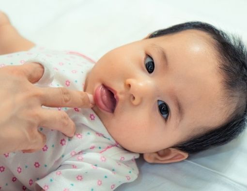 Benjolan Putih di Langit Mulut Bayi, Apakah Berbahaya?