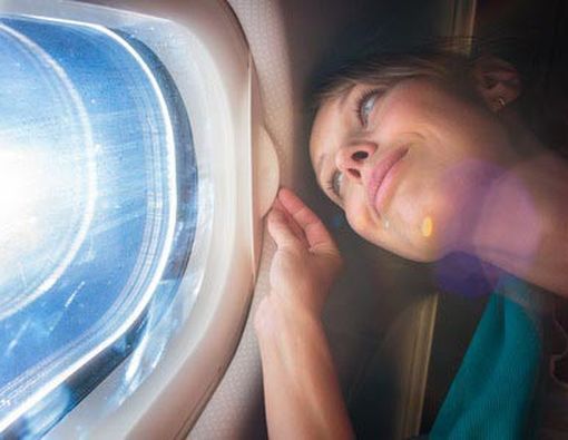 Mata Tetap Segar Saat Turun dari Pesawat