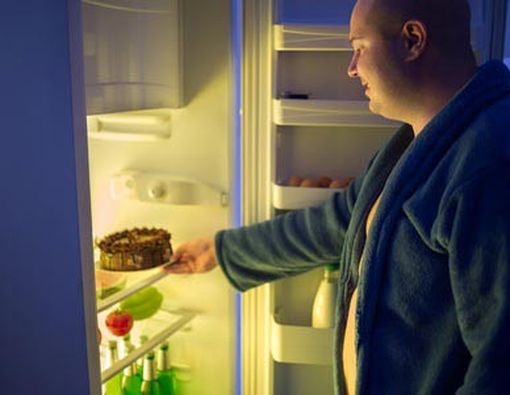 Benarkah Makan Malam Menyebabkan Naiknya Berat Badan?