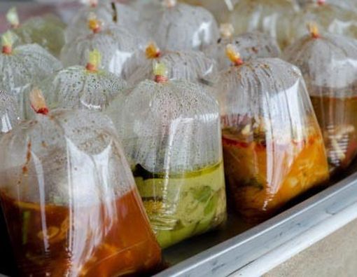 Hindari Membungkus Makanan Panas dengan Plastik!