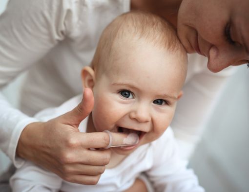 Cara Tepat Merawat Gigi Bayi yang Baru Tumbuh