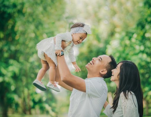 Kiat Mengasuh si Kecil agar Tumbuh Bahagia